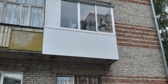 Холодное раздвижное остекление, обшивка потолка ПВХ панелями, отделка снаружи сайдингом.
