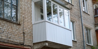 Наружная обшивка выполнена из профлиста.