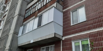 Остекление большого балкона холодным профилем с выносом и обшивкой сайдингом.