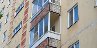 Холодное остекление балкона, наружная обшивка выполнена сайдингом.